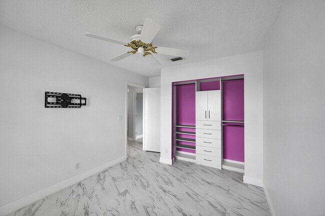 Building Photo - 7306 Michigan Isle Rd