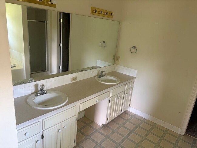 Building Photo - 3 Bedroom and 2 Bathroom House