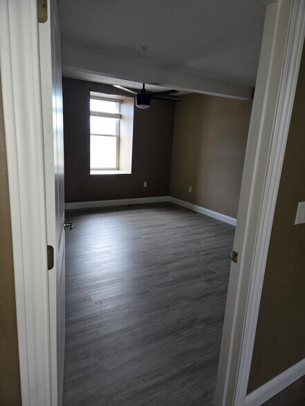 Building Photo - 208 3rd Ave W