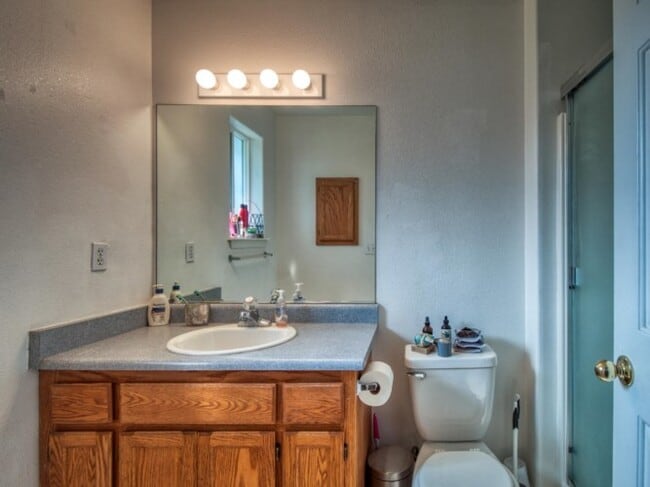 Building Photo - 1365 SW Sun Glo Dr