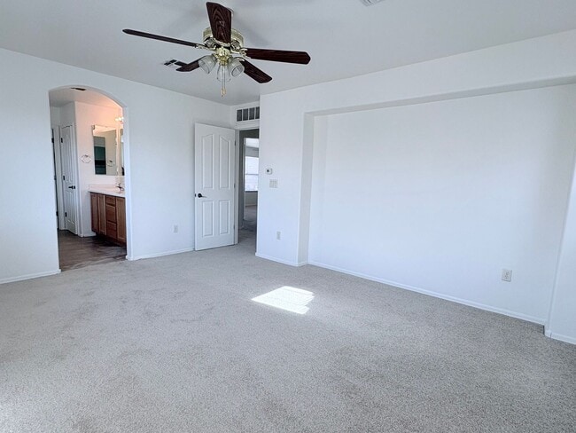 Building Photo - 4 bed/3bath in desirable Paseo Del Rio Community