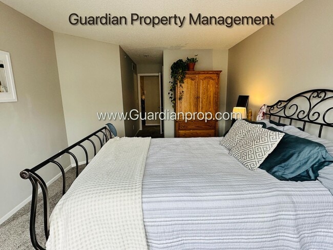 Building Photo - Minnetonka Town Home, Balcony, Washer/Dryer, Dishwasher, Available June