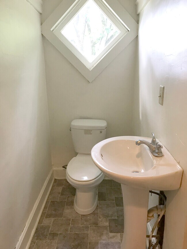 Building Photo - 1374 E Canal St