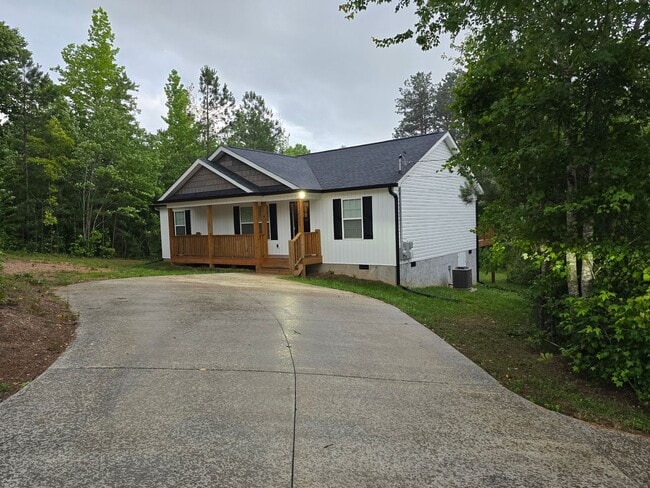 Building Photo - VERY NICE 3/2 HOUSE IN TUNNEL HILL