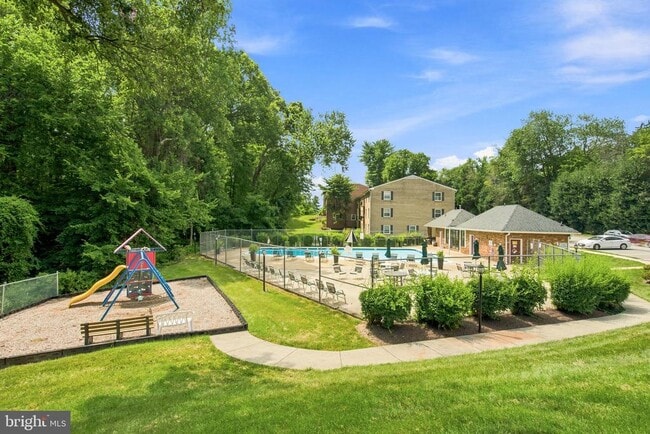Building Photo - 3814 Lyndhurst Dr