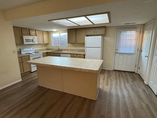 Building Photo - Dixie Downs Townhouse