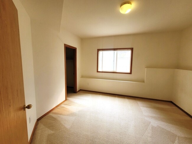 Building Photo - Charming Split-level 4 Bedroom Home - E Mc...