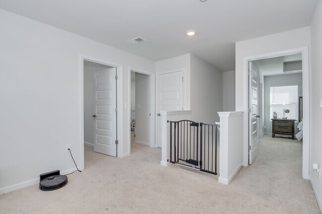 Building Photo - 4 Bedroom 3 Bathroom Two Story Home