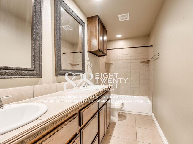 Building Photo - NEW TO THE MARKET!  Spacious 4 Bed/2 Bath Near very Close to Campus!!