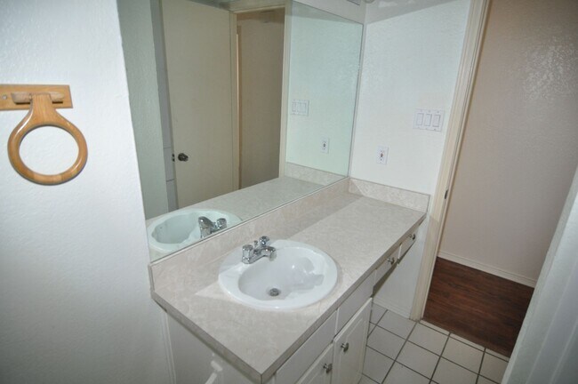 Building Photo - 108 Navajo Dr