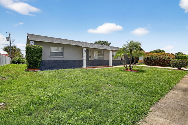 Building Photo - 600 S Mangonia Cir