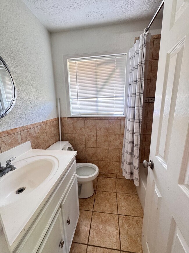 Building Photo - 228 Meadowlawn St