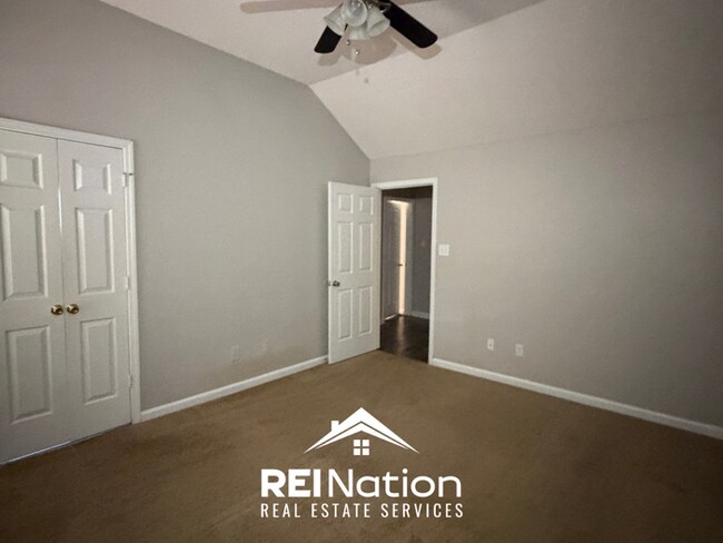Building Photo - INCREDIBLE LAYOUT! 3BR/2BA Memphis Gem | Vaulted Ceilings & Soaking Tub | Deck & Fenced Yard!
