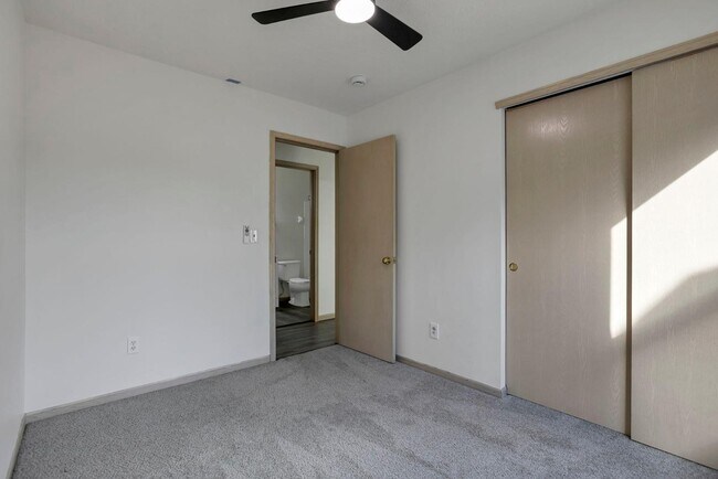 Building Photo - 950 Robmeyer Dr