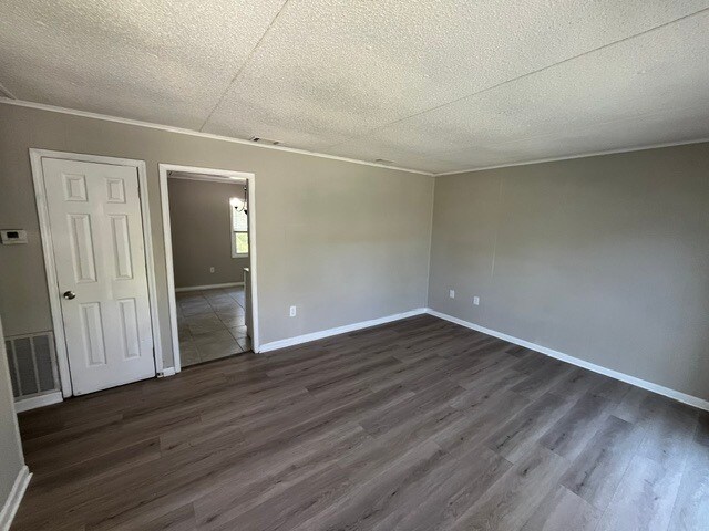 Building Photo - 2830 Village Green Dr