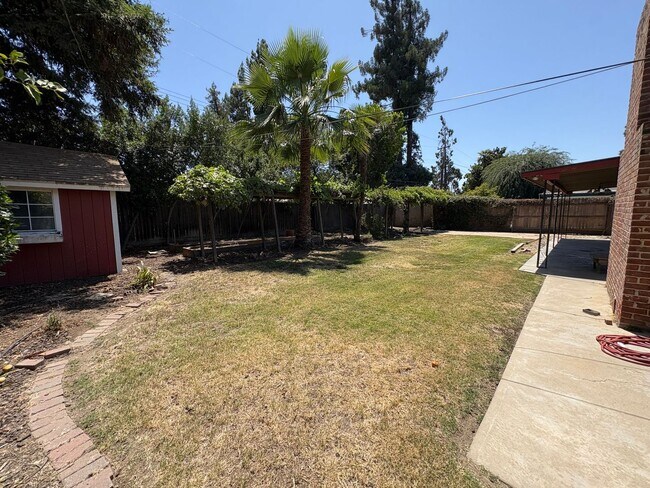 Building Photo - Visalia 2 Bed 2 Bath available now.