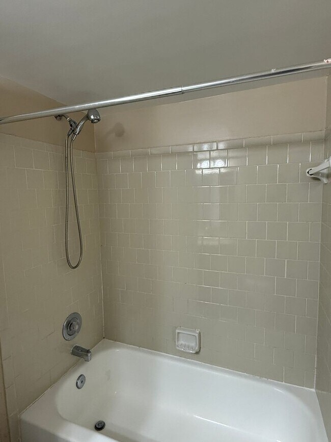 Building Photo - Spacious 3 Bedroom Condo- Olney, MD