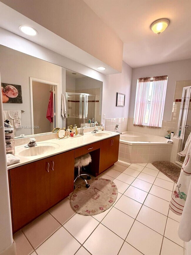 Building Photo - 3729 SW 51st St