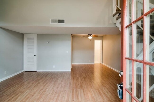 Building Photo - Awesome 1.5-bath condo in Bellevue featuring a private patio overlooking expansive green space.