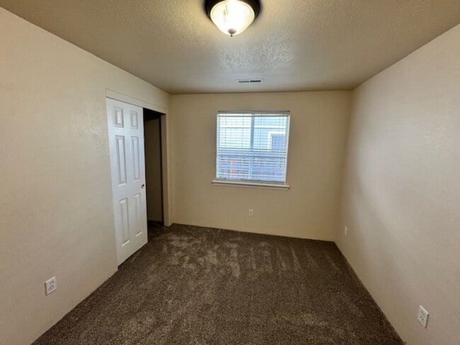 Building Photo - Central Point Single Level Home/ Coming Soon