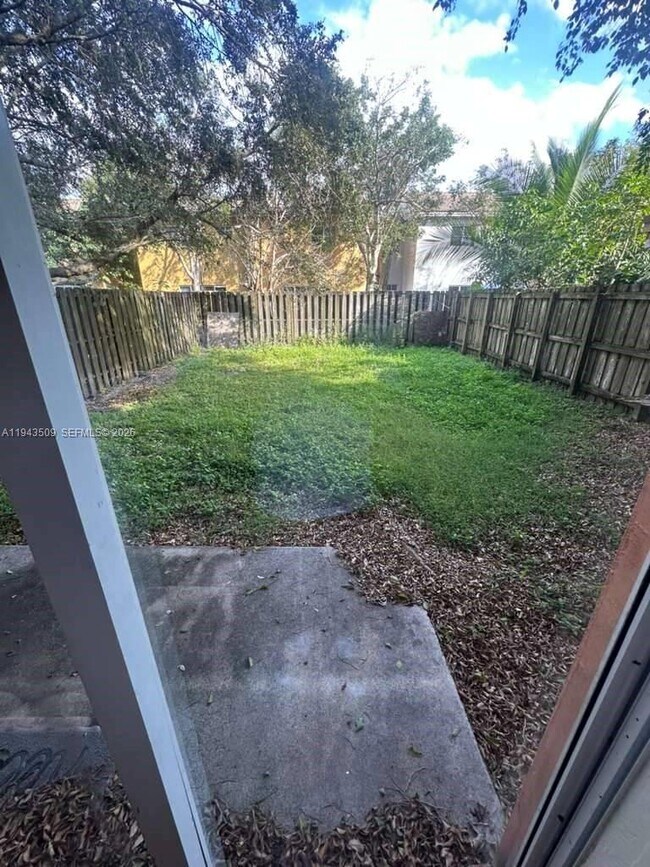 Building Photo - 825 SW 6th Pl