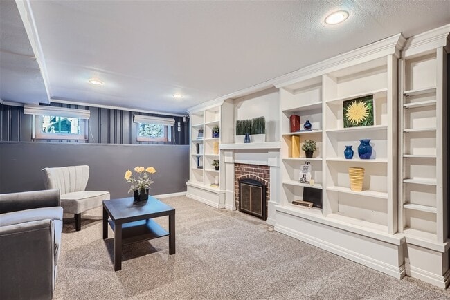 Building Photo - 695 Ash St.