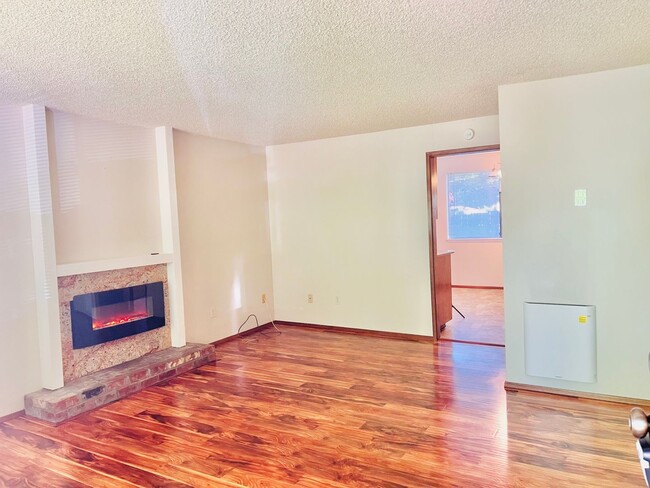 Building Photo - Eastside Olympia/ Must See! Available Now-2bd 1bath