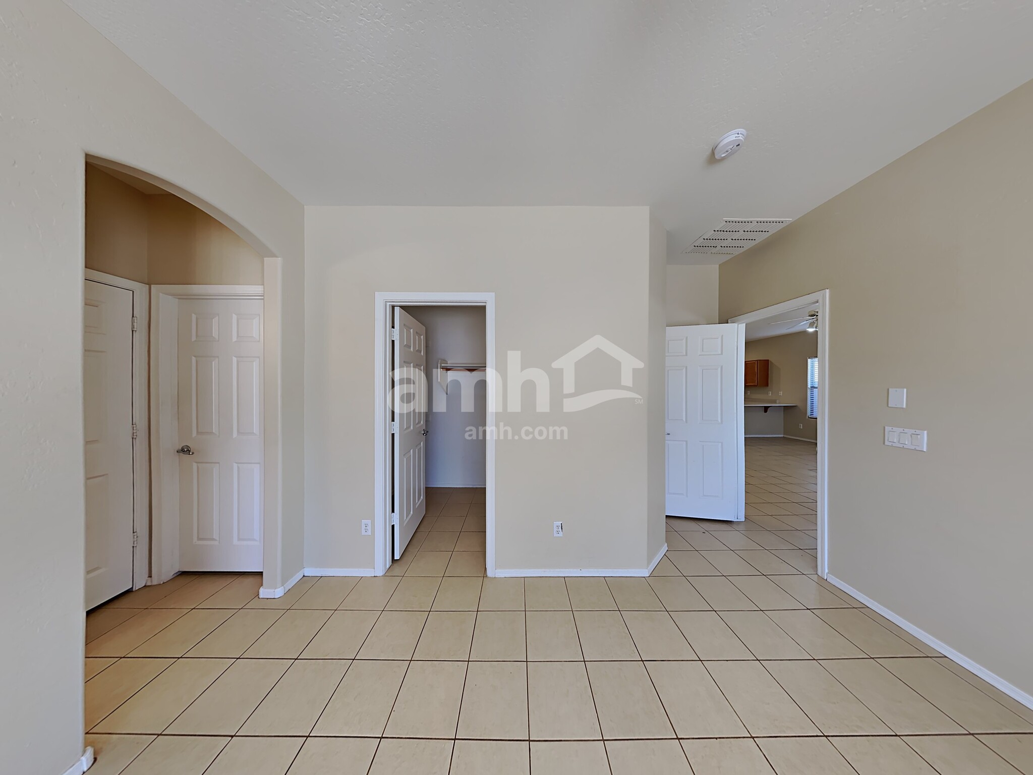 Building Photo - 8821 W Hilton Ave