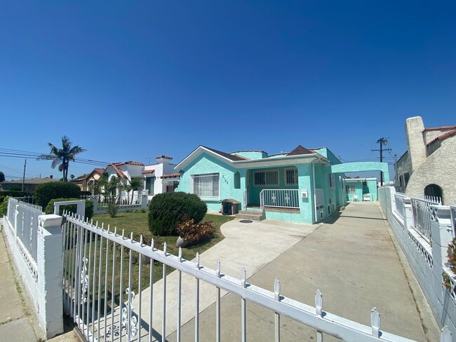 Building Photo - Spacious & Bright 3 bedroom/ 2 bathrooms f...