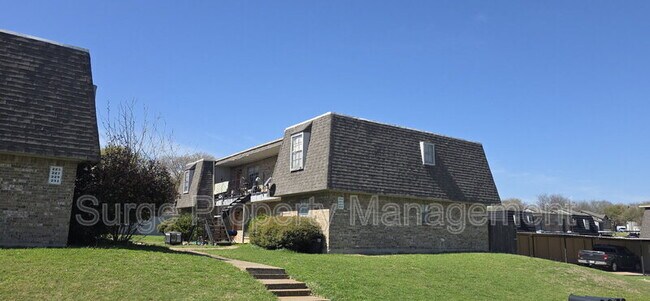 Building Photo - 233 Vista Way