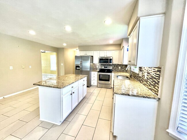 Building Photo - Beautiful large Castleton home