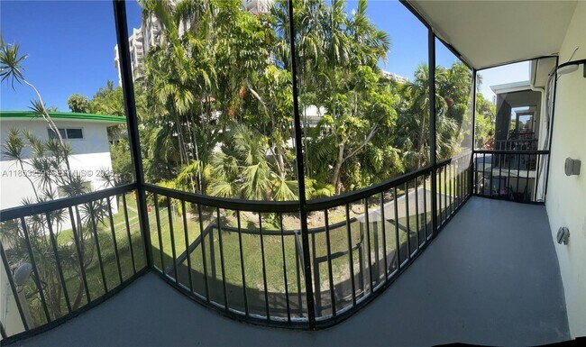 Building Photo - 1385 NE 105th St