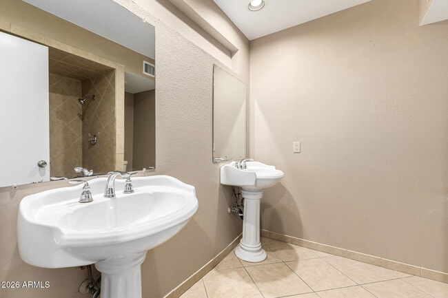 Building Photo - 5227 W Poinsettia Dr