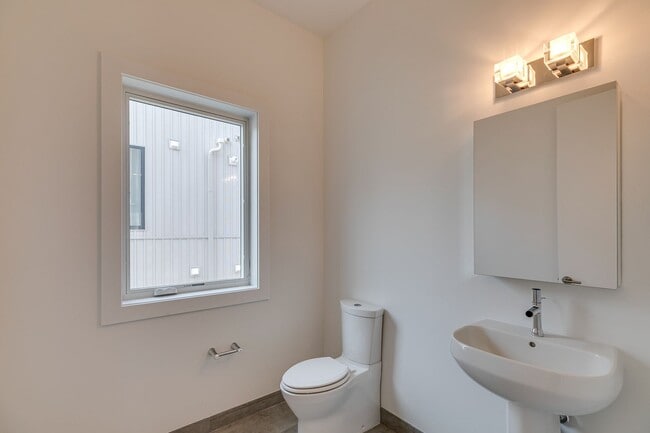 Building Photo - Northern Liberties Townhome with Parking