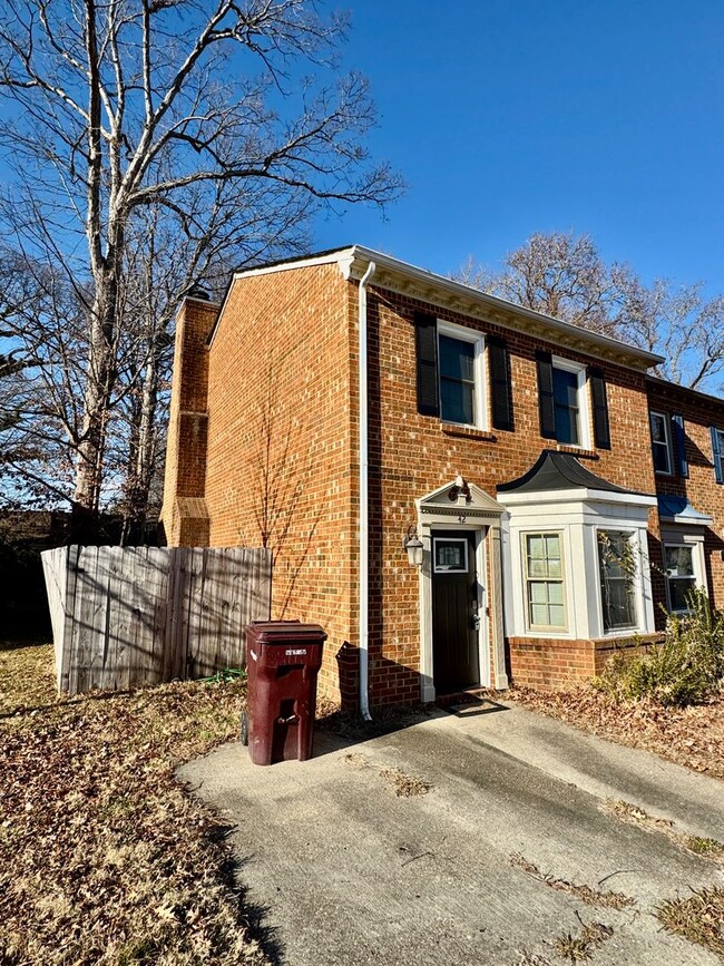 Building Photo - Spacious end unit townhome with first floo...