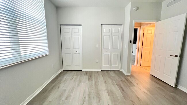 Building Photo - 806 E Windward Way