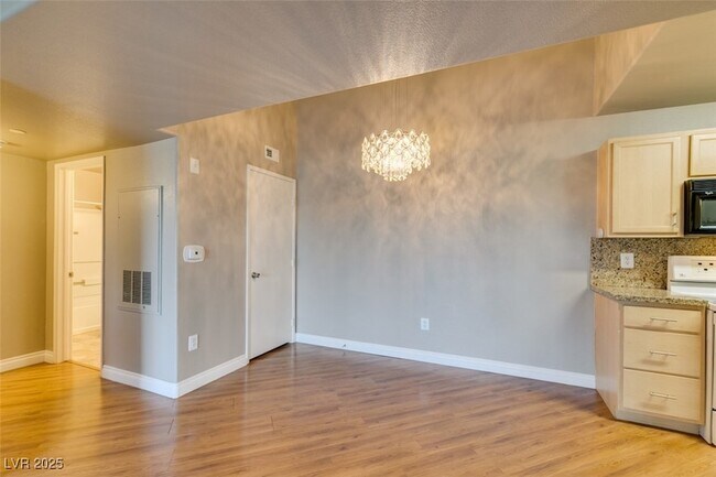Building Photo - 950 Seven Hills Dr