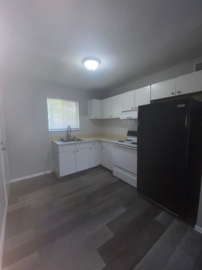 Building Photo - Updated 2 Bedroom One Bath Apt in Florissant!