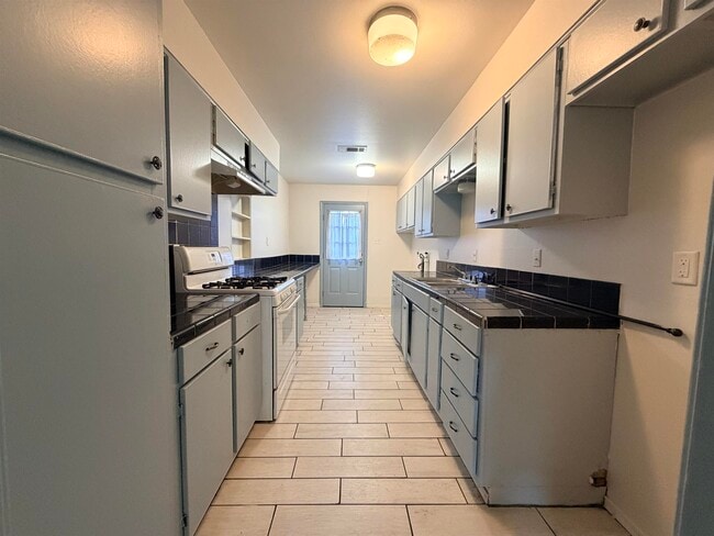 Building Photo - 699 Banyan Ct