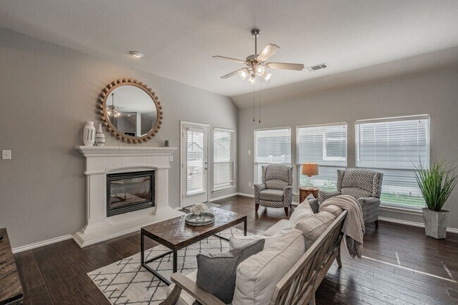 Building Photo - The Best in Texas: 3Bed/2Bath w/Spacious Ensuite
