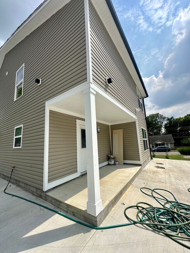Building Photo - 614 Addison Ave