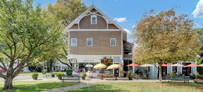 Building Photo - 283 Main St