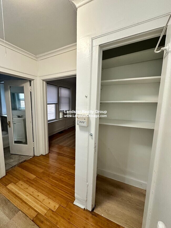 Building Photo - 6304 N Oakley Ave
