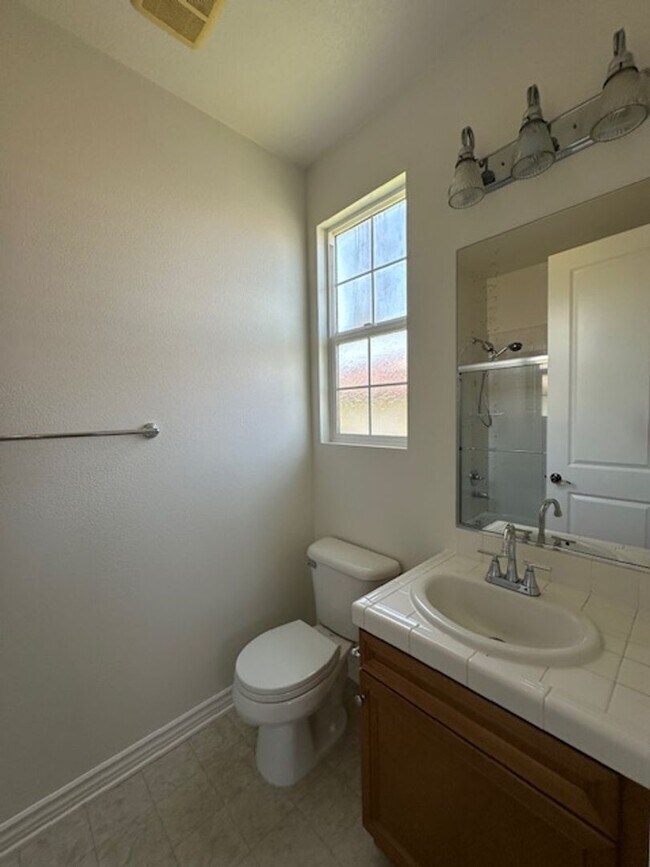Building Photo - Stunning Executive home with loads of cust...