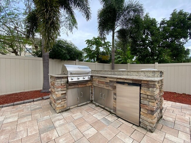 Building Photo - Stunning 5 Bedroom Pool Home in Orchard Hi...