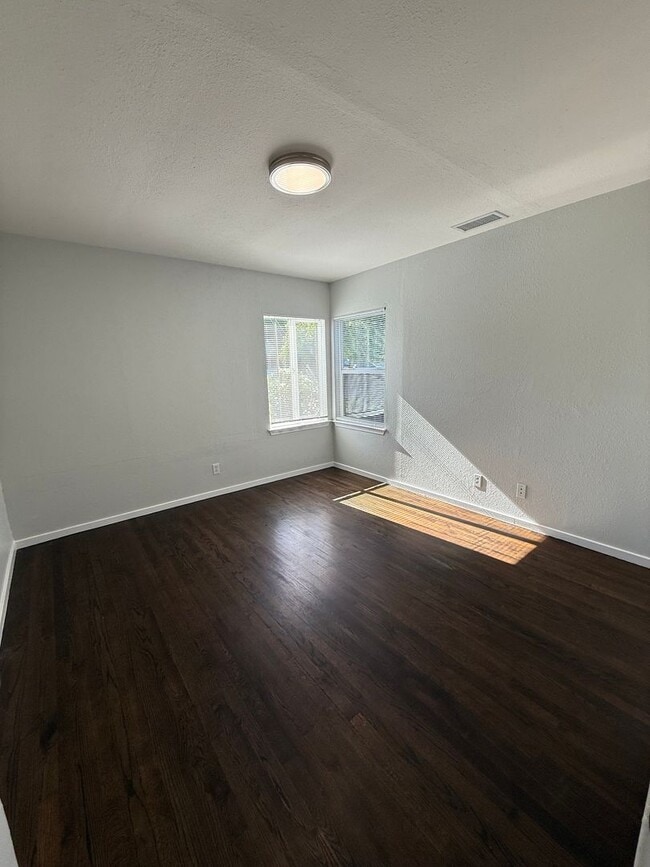 Building Photo - Updated Redwood City Home! New Bath, Fresh...