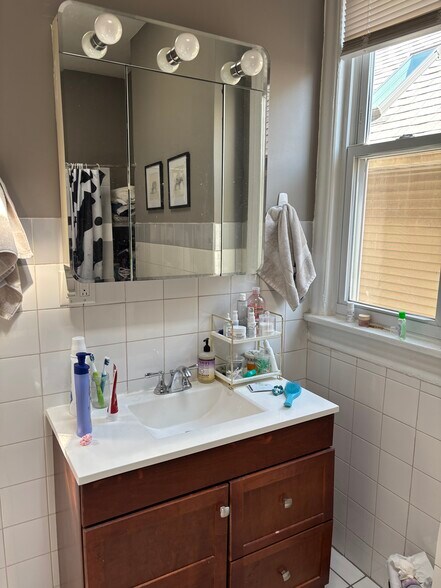 Building Photo - 3832 N Lakewood Ave