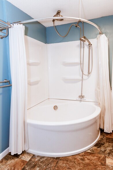 Spacious corner tub with dual shower heads - 327 S Adams St