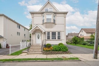 Building Photo - 620 McGillvray Pl