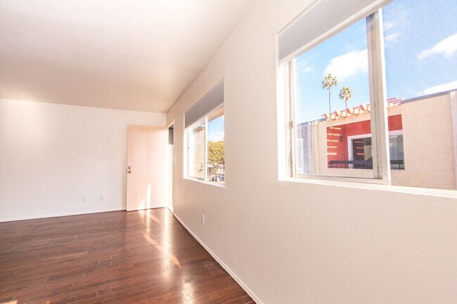 Building Photo - Blocks From the Ocean, Refreshed 1bd / 1ba in Pacific Beach!